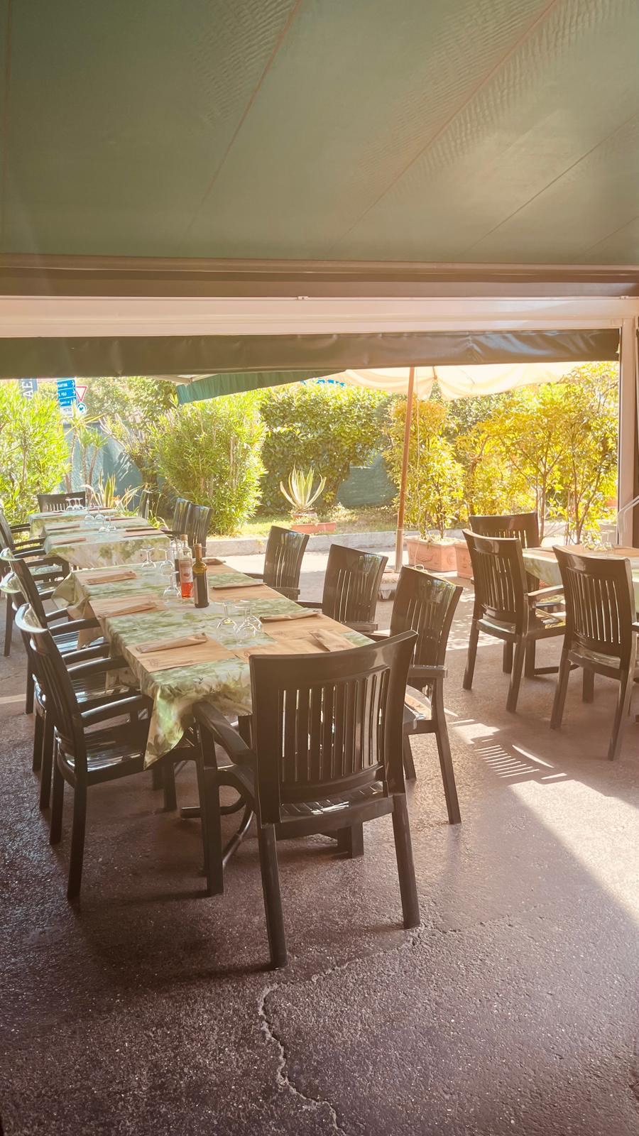 Tavoli all'aperto della Trattoria Griss nel verde