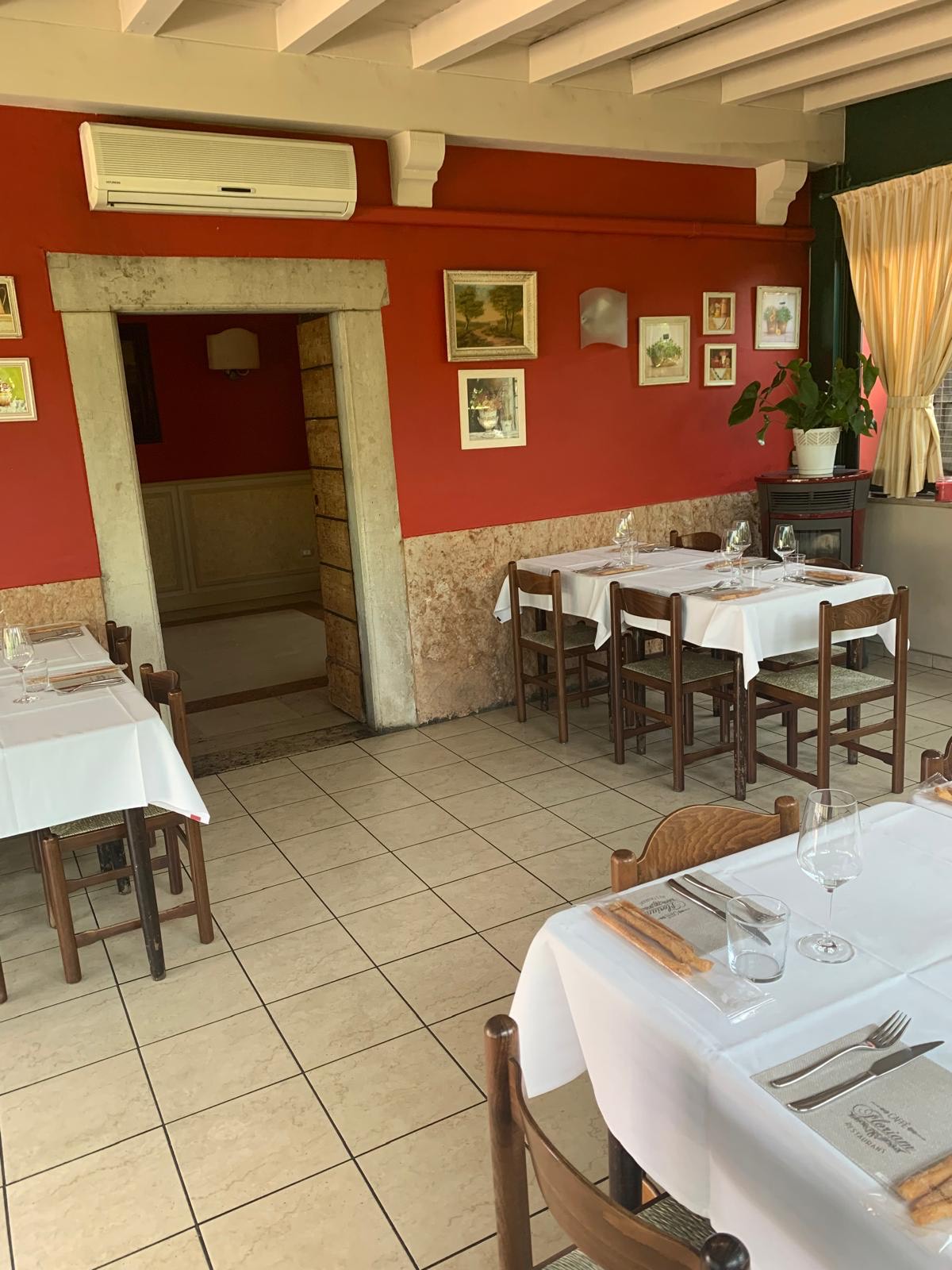 Sala con arco in pietra